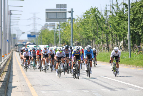 ‘뚜르 드 디엠지(Tour de DMZ) 2023 국제자전거대회’에 참가한 선수들이 치열한 레이스를 펼치고 있다 ‘뚜르 드 디엠지(Tour de DMZ) 2023 국제자전거대회’에 참가한 선수들이 치열한 레이스를 펼치고 있다