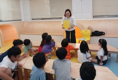 책 읽어주는 문화봉사단 활동가가 아동 기관을 방문해 책을 읽어주고 있다 책 읽어주는 문화봉사단 활동가가 아동 기관을 방문해 책을 읽어주고 있다