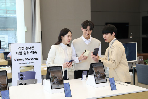 모델이 삼성스토어의 AI 특화존에서 ‘갤럭시S24’ 시리즈의 AI 기능을 체험하고 있다 모델이 삼성스토어의 AI 특화존에서 ‘갤럭시S24’ 시리즈의 AI 기능을 체험하고 있다